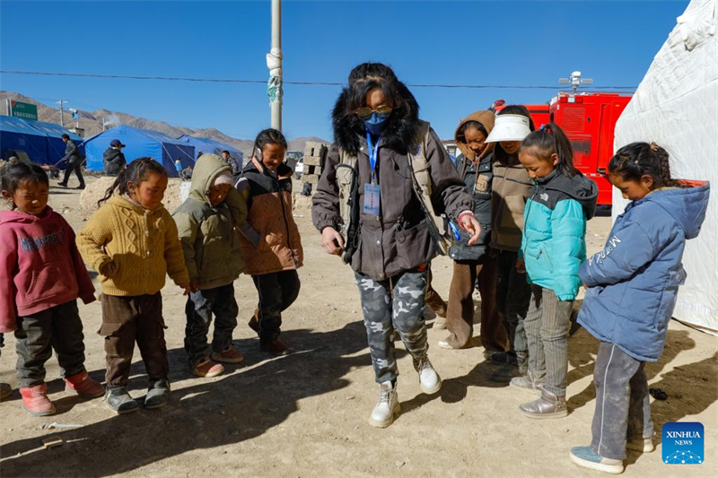 Παιδοψυχολ?γοι υποστηρ?ζουν του? σεισμ?πληκτου? τη? Σιζ?νγκ (Θιβ?τ)