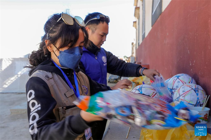 Παιδοψυχολ?γοι υποστηρ?ζουν του? σεισμ?πληκτου? τη? Σιζ?νγκ (Θιβ?τ)