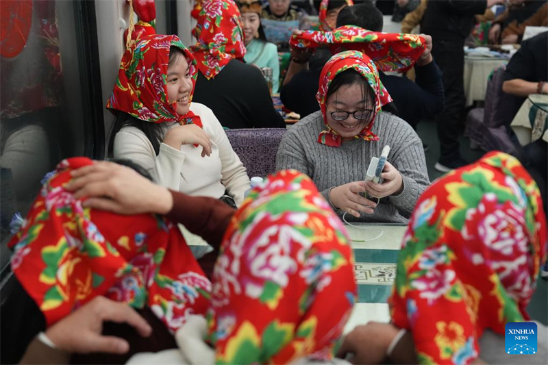 Οι επιβ?τε? παρακολουθο?ν μια παρ?σταση στο τρ?νο Κ7041 απ? το Χαρμπ?ν προ? το Μοχ?, στην επαρχ?α Χε?λ?νγκτζιανγκ τη? βορειοανατολικ?? Κ?να?, στι? 11 Ιανουαρ?ου 2025. (Φωτογραφ?α / Xinhua)