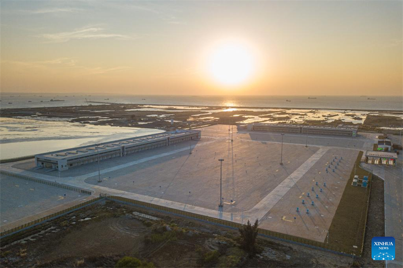 Φωτογραφ?α απ? drone δε?χνει το εργοτ?ξιο του τελωνειακο? σταθμο? στο λιμ?νι Yangpu στη Ζ?νη Οικονομικ?? Αν?πτυξη? Yangpu στο Danzhou, στην επαρχ?α Χα?ν?ν τη? ν?τια? Κ?να?, στι? 12 Ιανουαρ?ου 2025. (Φωτογραφ?α / Xinhua)