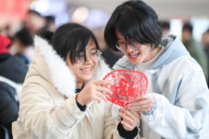 Ξεκ?νησαν να συρρ?ουν οι Κιν?ζοι στα ΜΜΜ εν ?ψει του φετινο? εορτασμο? τη? ?νοιξη?