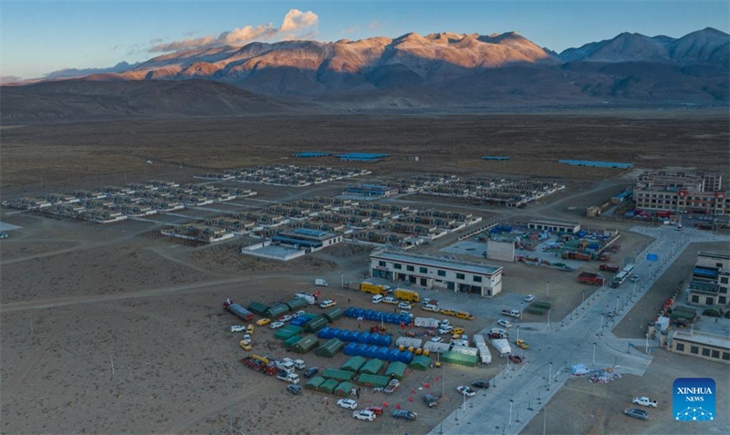 Φωτογραφ?α απ? drone δε?χνει ?ναν χ?ρο με πρ?χειρα καταλ?ματα για του? πληγ?ντε? απ? τον σεισμ? στην κοιν?τητα Τσ?μκο, περιοχ? Ντ?νγκρι στην Επαρχ?α Σιγκ?τζε, νοτιοδυτικ? τη? Αυτ?νομη? Περιοχ?? Ξιζ?νγκ τη? Κ?να?, στι? 13 Ιανουαρ?ου 2025. (Φωτογραφ?α / Xinhua)