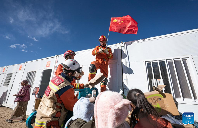 Εικ?νε? απ? την προσωριν? στ?γαση των πληγ?ντων του σεισμο? στην Ντ?νγκρι (Θιβ?τ)