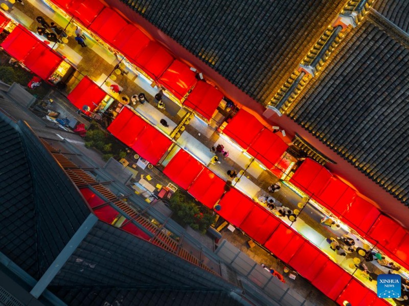 Στολ?ζεται η Κ?να απ? ?κρη σε ?κρη για να υποδεχθε? το ν?ο Κινεζικ? ?το?