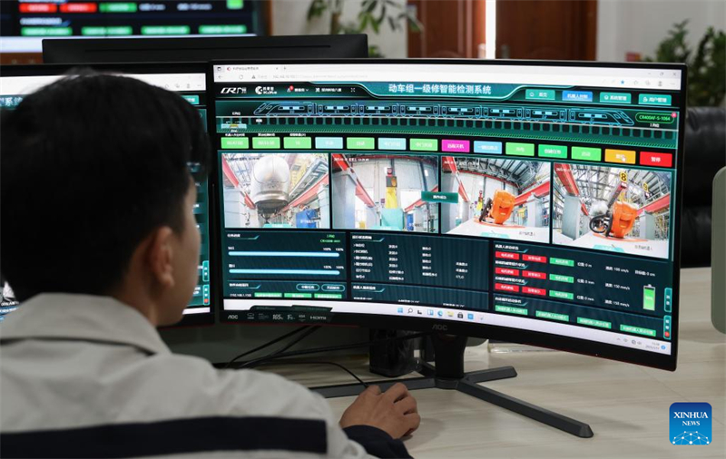 Ο τεχνικ?? συντ?ρηση? επιθεωρε? εξ αποστ?σεω? ?να ταχ?τατο υπνοδωμ?τιο τρ?νο με ?να ευφυ?? ρομπ?τ κ?τω απ? το αυτοκ?νητο σε μια αποθ?κη ταχυδρομικ?ν τρ?νων στο Σενζ?ν, στην επαρχ?α Γκουανγκντ?νγκ, στο ν?το τη? Κ?να?, στι? 17 Ιανουαρ?ου 2025. (Φωτογραφ?α / Xinhua)