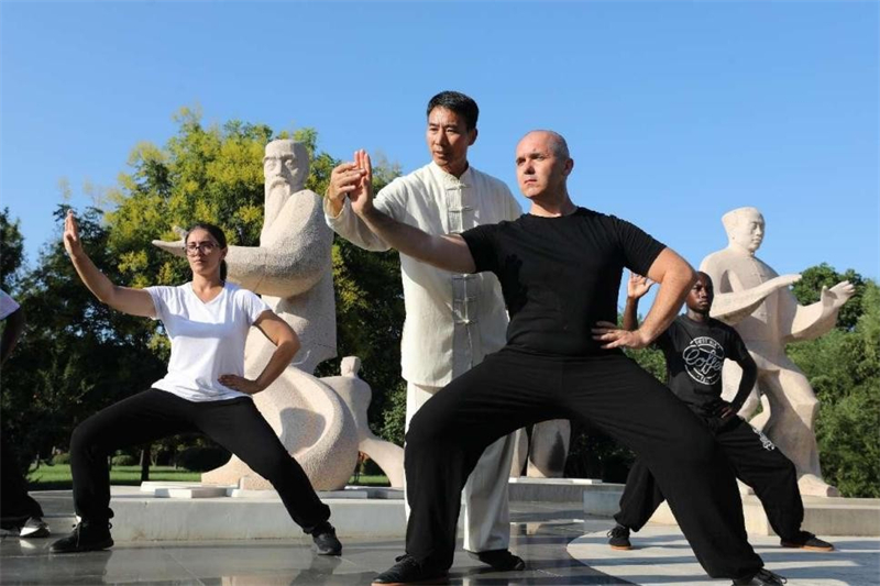 ?να? δ?σκαλο? διδ?σκει σε ξ?νου? π?? να εξασκο?ν το Ταιτζ?κουαν στο Τζιαοτσο?ο, στην κεντρικ? Κ?να, στην επαρχ?α Χεν?ν, στι? 6 Σεπτεμβρ?ου 2024. Φωτογραφ?α: People's Daily Online