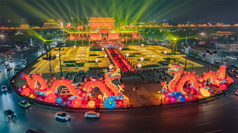 Στι? 22 Ιανουαρ?ου, στην π?λη Σι?ν, τη? επαρχ?α? Σαανσ?, κ?τοικοι και τουρ?στε? απ?λαυσαν τα φαναρ?κια και διασκ?δασαν στην π?λη Γιονγκν?νγκ. (Φωτογραφ?α / Λα?κ? Καθημεριν? Online)