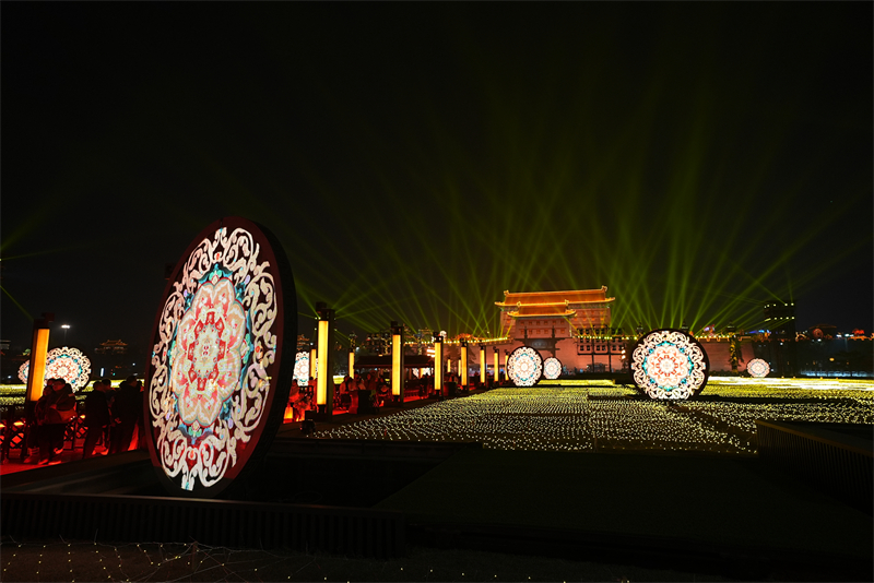 Η Μεγ?λη ?ναρξη του Φεστιβ?λ των Φαναρι?ν ξεκιν? στην π?λη Σι?ν