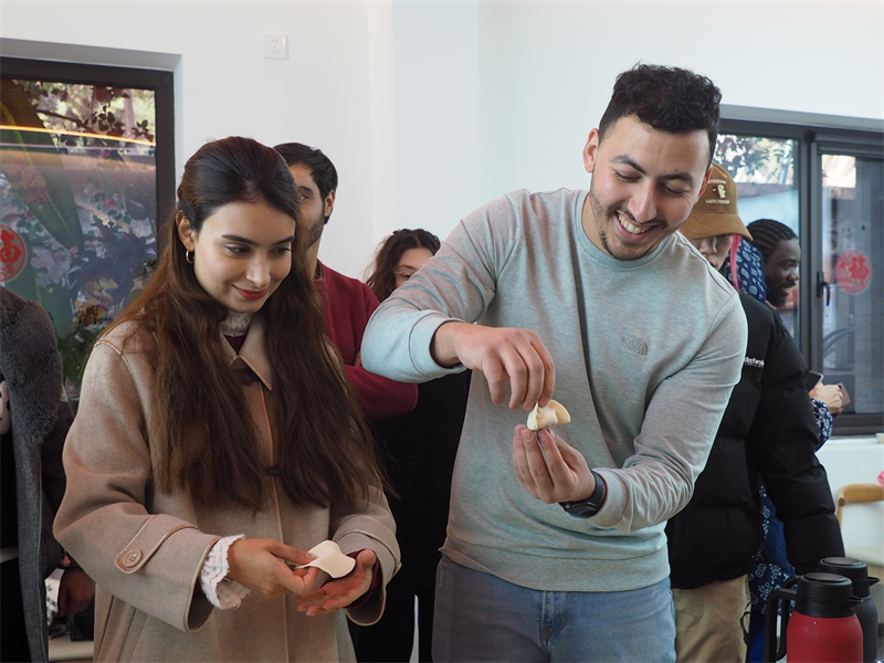 Οι διεθνε?? φοιτητ?? βι?νουν τη χαρ? του ?κινεζικο? ν?ου ?του?? στο Πεκ?νο