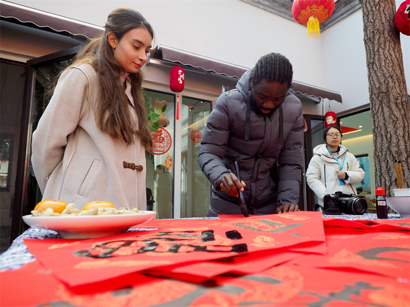 Οι διεθνε?? φοιτητ?? βι?νουν τη χαρ? του ?κινεζικο? ν?ου ?του?? στο Πεκ?νο