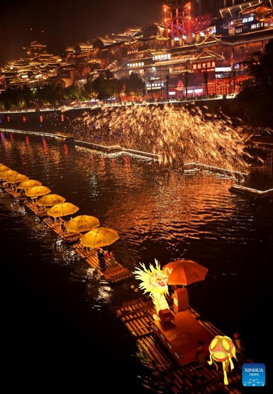 Οι τουρ?στε? απολαμβ?νουν την παρ?σταση "σιδερ?νια λουλο?δια", μια παρ?σταση λα?κ?? τ?χνη? με τη ρ?ψη λιωμ?νου σιδ?ρου στον α?ρα για τη δημιουργ?α πυροτεχνημ?των, απ? σχεδ?ε? μπαμπο? κατ? μ?κο? του ποταμο? Γκονγκσου?? (Gongshui) στην κομητε?α Σουαν?ν (Xuanen), τη? επαρχ?α? Χουμπ?? (Hubei) στην κεντρικ? Κ?να, στι? 22 Ιανουαρ?ου του 2025.