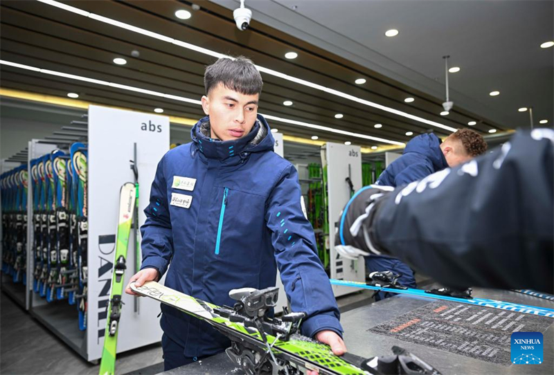 Η βιομηχαν?α π?γου και χιονιο? ενισχ?ει τον χειμεριν? τουρισμ? στην π?λη Αλτ?ι