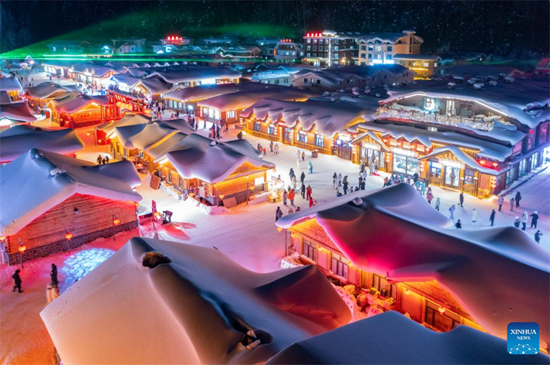 Η ?Π?λη του Χιονιο?? στην π?λη Μουνταντζι?νγκ με λευκ? χι?νι και κ?κκινα φαν?ρια προσελκ?ει τουρ?στε?