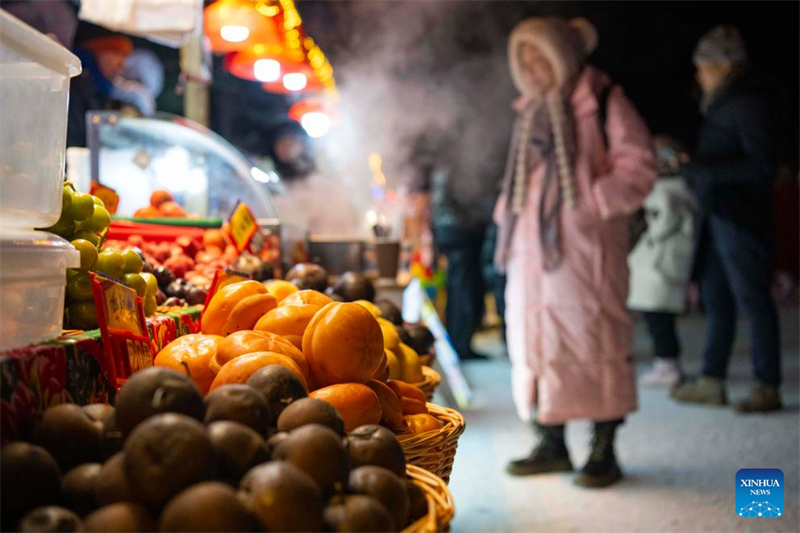 Η ?Π?λη του Χιονιο?? στην π?λη Μουνταντζι?νγκ με λευκ? χι?νι και κ?κκινα φαν?ρια προσελκ?ει τουρ?στε?