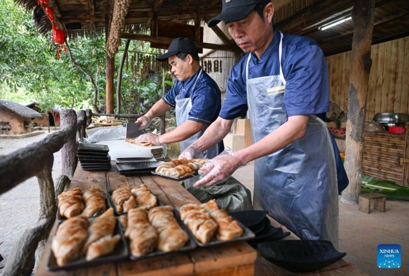 Τη φιλοξεν?α τη? εθνοτικ?? ομ?δα? των Λι απ?λαυσαν οι επισκ?πτε? τη? περιοχ??