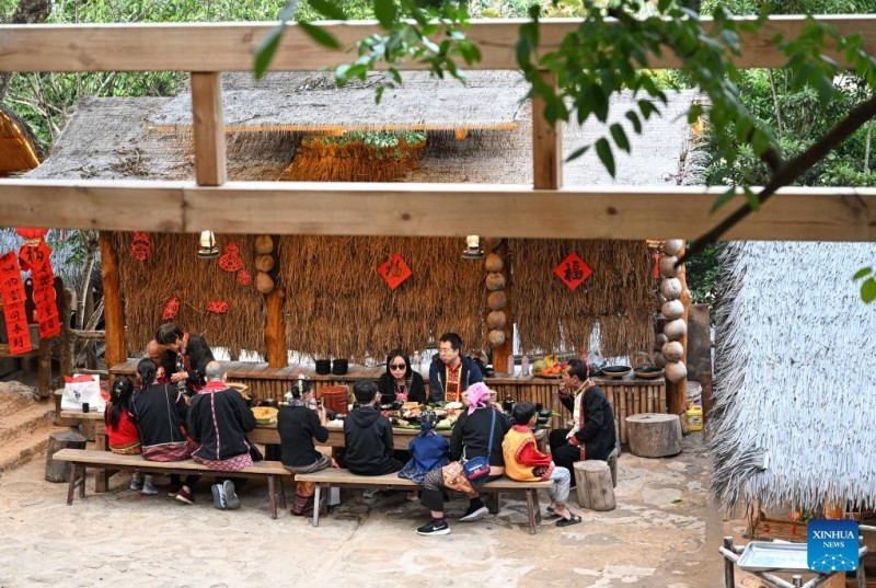 Τη φιλοξεν?α τη? εθνοτικ?? ομ?δα? των Λι απ?λαυσαν οι επισκ?πτε? τη? περιοχ??