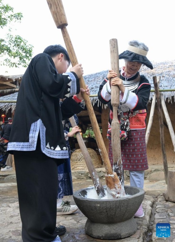 Τη φιλοξεν?α τη? εθνοτικ?? ομ?δα? των Λι απ?λαυσαν οι επισκ?πτε? τη? περιοχ??