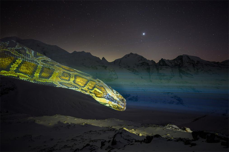 Προβολ? στον παγετ?να Pers τη? Ελβετ?α? εν?? εντυπωσιακο? φιδιο? για το Κινεζικ? Ν?ο ?το?