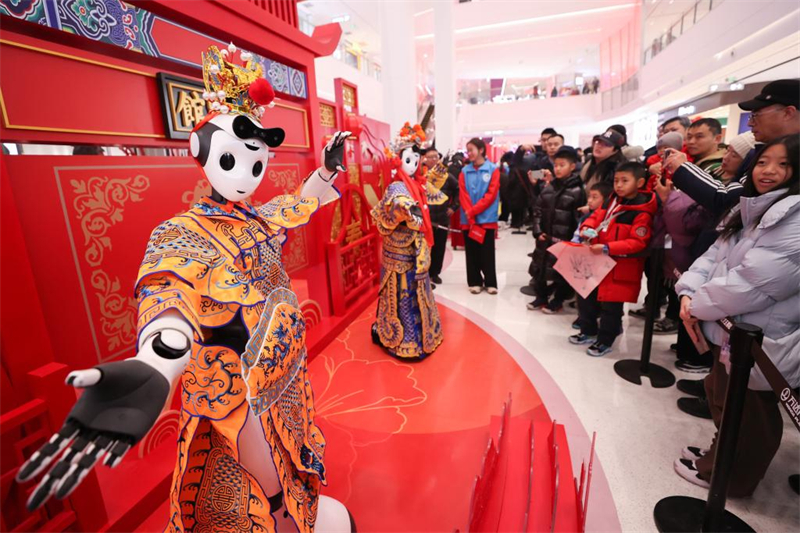 ?νθρωποι απολαμβ?νουν μια παρ?σταση που εκτελο?ν ρομπ?τ σε μια επιστημονικ? και τεχνολογικ? εκδ?λωση του Ν?ου ?του? στο Χα?ντι?ν του Πεκ?νου, πρωτε?ουσα τη? Κ?να?, 30 Ιανουαρ?ου 2025. Δι?φορε? εκδηλ?σει? πραγματοποι?θηκαν σε ?λη την Κ?να για να γιορτ?σουν το Κιν?ζικο Ν?ο ?το?. Φωτογραφ?α: Xinhua