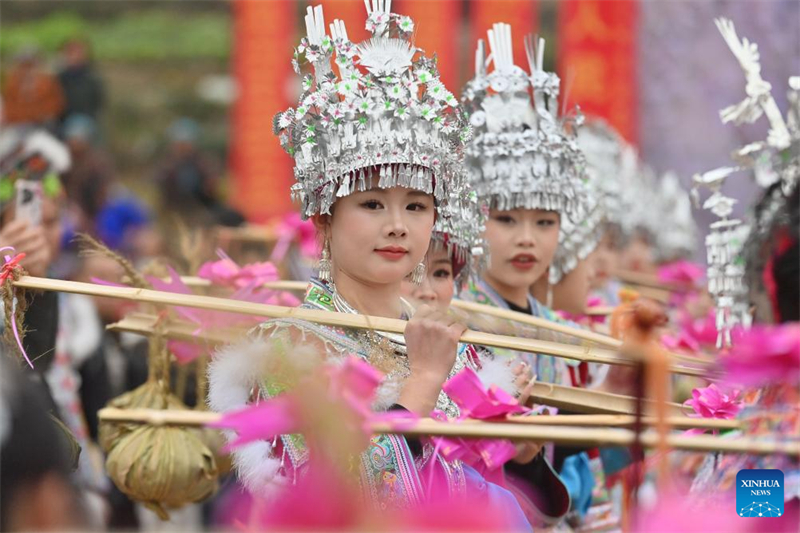 Γυνα?κε? τη? εθνοτικ?? ομ?δα? Μι?ο παρουσ?ασαν μια λα?κ? παρ?σταση κατ? τη δι?ρκεια του φεστιβ?λ "Bainiaoyi" Lusheng στην κοιν?τητα Gandong, τη? Αυτ?νομη? Επαρχ?α? Rongshui Miao, στην π?λη Liuzhou, στη ν?τια Κ?να, στην Επαρχ?α Guangxi Zhuang, στι? 5 Φεβρουαρ?ου 2025. (Φωτογραφ?α / Xinhua)