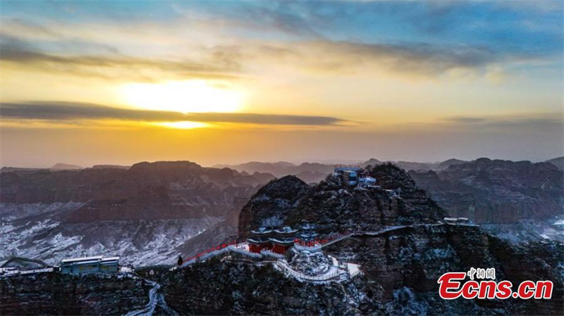 Μαγευτικ? τοπ?ο των βουν?ν Τα?χ?νγκ μετ? το χι?νι στο Γου’αν, στην επαρχ?α Χεμπ?ι τη? β?ρεια? Κ?να?. (Φωτογραφ?α: China News Service/Guo Wenchao)