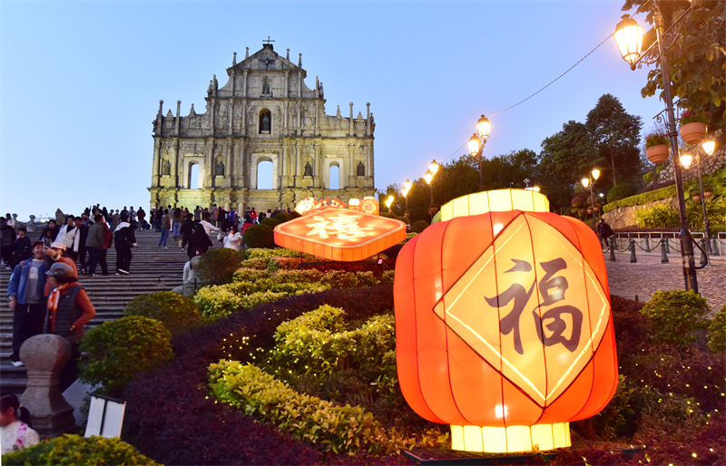 Φαν?ρια και διακοσμ?σει? υποδ?χονται το Φεστιβ?λ των Φαναρι?ν στο Μακ?ο