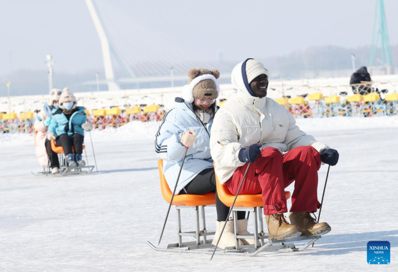 Πλ?θο? τουριστ?ν στο Χαρμπ?ν καθ?? οι 9οι Ασιατικο? Χειμερινο? Αγ?νε? ξεκινο?ν