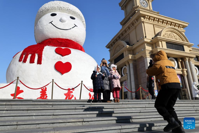 Οι τουρ?στε? βγ?ζουν φωτογραφ?ε? μπροστ? απ? ?ναν γιγ?ντιο χιον?νθρωπο κοντ? στο Π?ρκο Μουσικ?? Κουνλι στο Χαρμπ?ν, στην επαρχ?α Χε?λονγκτζι?νγκ τη? βορειοανατολικ?? Κ?να?, στι? 9 Φεβρουαρ?ου 2025. 