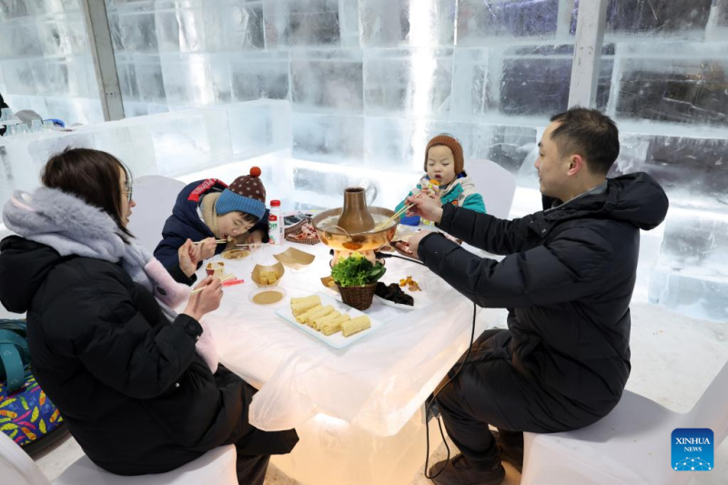 Πλ?θο? τουριστ?ν στο Χαρμπ?ν καθ?? οι 9οι Ασιατικο? Χειμερινο? Αγ?νε? ξεκινο?ν