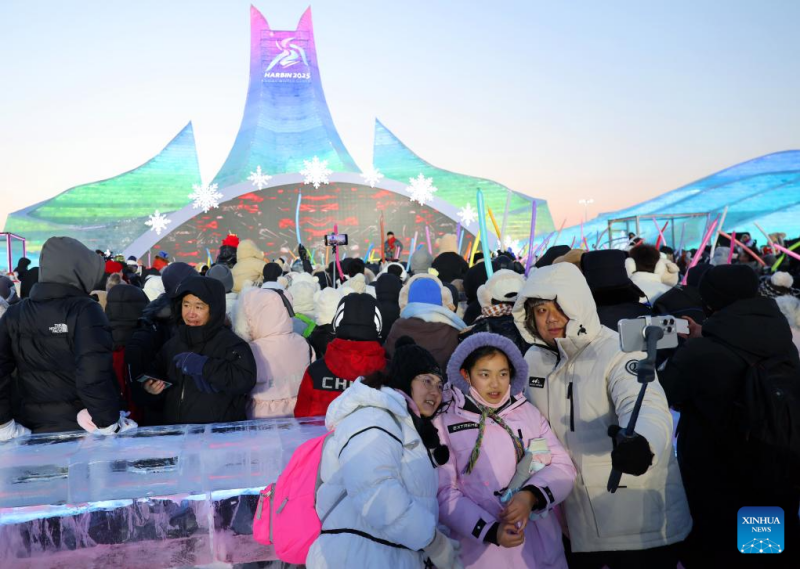 Πλ?θο? τουριστ?ν στο Χαρμπ?ν καθ?? οι 9οι Ασιατικο? Χειμερινο? Αγ?νε? ξεκινο?ν