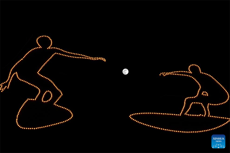 Το σελην?φω? λ?μπει π?νω απ? την π?λη Χαρμπ?ν εν μ?σω Ασιατικ?ν Χειμεριν?ν Αγ?νων