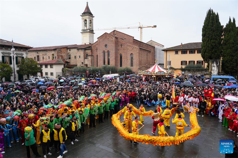 Καλλιτ?χνε? χορε?ουν τον χορ? των δρ?κων κατ? τη δι?ρκεια μια? παρ?λαση? για τον εορτασμ? τη? Κινεζικ?? Πρωτοχρονι?? στο Πρ?το τη? Ιταλ?α?, στι? 9 Φεβρουαρ?ου. (Φωτογραφ?α / Xinhua)