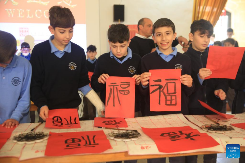 Μαθητ?? δοκιμ?ζουν τι? ικαν?τητ?? του? στην κινεζικ? καλλιγραφ?α κατ? τη δι?ρκεια μια? κινεζικ?? πολιτιστικ?? εκδ?λωση? στο Sacred Heart Minor Seminary στο Γκ?ζο τη? Μ?λτα?, στι? 13 Φεβρουαρ?ου 2025.