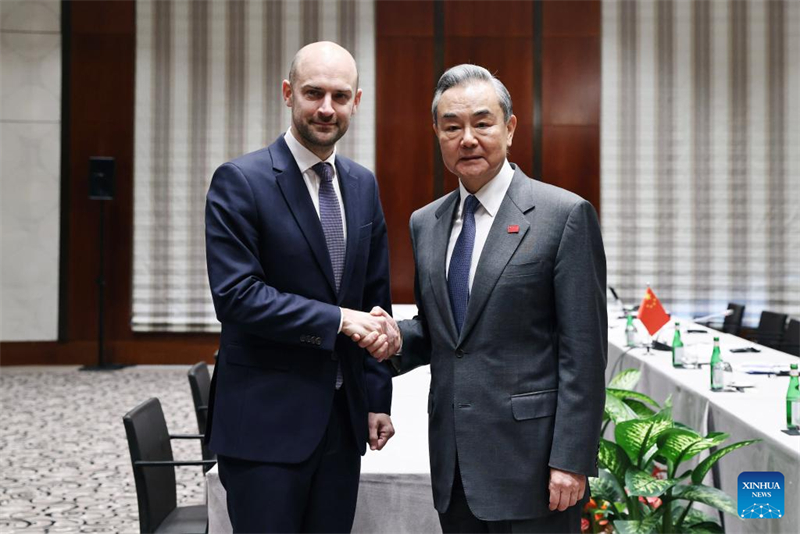 Ο Κιν?ζο? υπουργ?? Εξωτερικ?ν, Γου?νγκ Γι, που ε?ναι επ?ση? μ?λο? του Πολιτικο? Γραφε?ου τη? Κεντρικ?? Επιτροπ?? του Κομμουνιστικο? Κ?μματο? τη? Κ?να?, συναντ? τον Γ?λλο ομ?λογ? του, Ζαν-Νο?λ Μπαρ?, μετ? τη συμμετοχ? του στη Δι?σκεψη Ασφαλε?α? του Μον?χου, στο Μ?ναχο, Γερμαν?α, στι? 15 Φεβρουαρ?ου 2025. (Φωτογραφ?α / Xinhua)