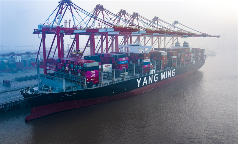 Στι? 16 Φεβρουαρ?ου του 2025, στον αυτοματοποιημ?νο τερματικ? σταθμ? τη? περιοχ?? του λιμανιο? Yangshan Deep Water Port Area στη Σαγκ?η, τα φορτηγ? πλο?α συμμετε?χαν ενεργ? σε εργασ?ε? φ?ρτωση? και εκφ?ρτωση? εμπορευματοκιβωτ?ων. (Φωτογραφ?α / Λα?κ? Καθημεριν? Online)