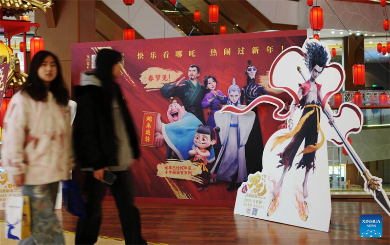 Περαστικο? περπατο?ν μπροστ? απ? αφ?σε? τη? κινεζικ?? ταιν?α? κινουμ?νων σχεδ?ων "Ne Zha 2" σε εμπορικ? κ?ντρο στην Σενγι?νγκ, στην επαρχ?α Λιαον?νγκ, β?ρεια Κ?να, στι? 18 Φεβρουαρ?ου 2025. (Φωτογραφ?α / Xinhua)