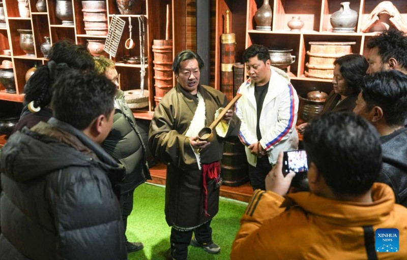 Παραδοσιακ? τσαγερ?α στην Ναγκο? που μοι?ζει με μουσε?ο τη? Θιβετιαν?? κουλτουρ??