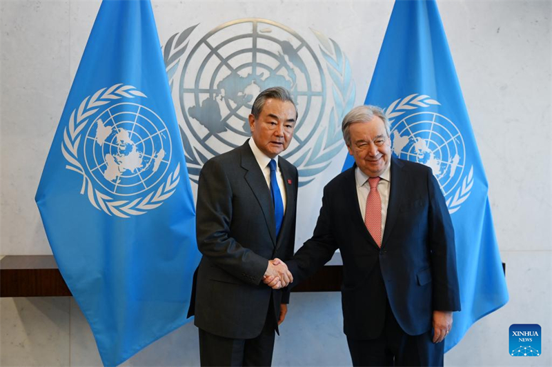 Ο Κιν?ζο? Υπουργ?? Εξωτερικ?ν Ου?νγκ Γι, που ε?ναι επ?ση? μ?λο? του Πολιτικο? Γραφε?ου τη? Κεντρικ?? Επιτροπ?? του Κομμουνιστικο? Κ?μματο? τη? Κ?να?, συναντ? τον Γενικ? Γραμματ?α του ΟΗΕ, Αντ?νιο Γκουτ?ρε?, μετ? την προεδρ?α του σε συνεδρ?αση υψηλο? επιπ?δου του Συμβουλ?ου Ασφαλε?α? στη Ν?α Υ?ρκη, στι? 18 Φεβρουαρ?ου 2025. (Φωτογραφ?α / Xinhua)