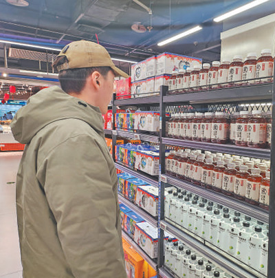 ?να? πελ?τη? επιλ?γει ποτ? τη? Chi Forest σε ?να σο?περ μ?ρκετ. (Φωτογραφ?α ευγενικ? προσφορ? τη? Chi Forest)