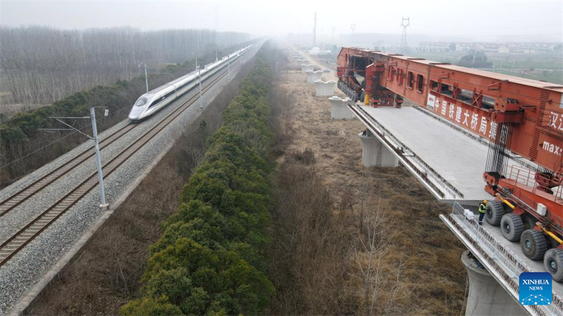 Συνδ?οντα? τη χ?ρα με 16 κ?ριε? σιδηροδρομικ?? γραμμ??