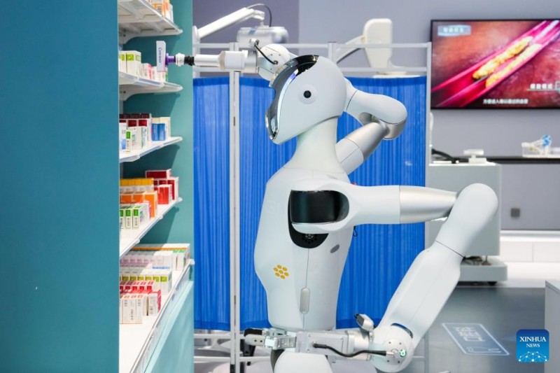 ?να ρομπ?τ τη? Galbot λειτουργε? χωρ?? σεν?ριο στον Κ?σμο των Ρομπ?τ του Πεκ?νου, στην πρωτε?ουσα τη? Κ?να?, στι? 24 Φεβρουαρ?ου 2025.