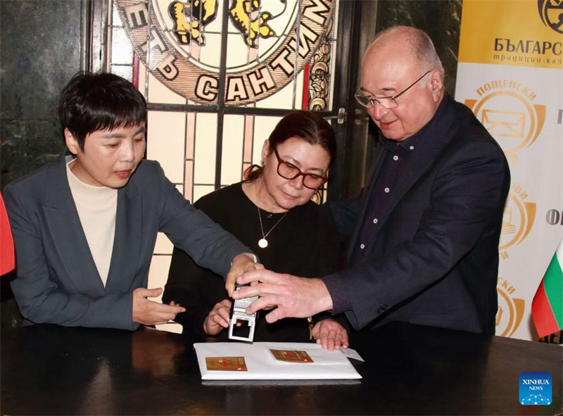 Ο Κιν?ζο? Πρ?σβη? στη Βουλγαρ?α, Dai Qingli (αριστερ?), η Διευθ?νουσα Σ?μβουλο? των Βουλγαρικ?ν Ταχυδρομε?ων, Tzvetilia Stoilkova (κ?ντρο), και ο Πρ?εδρο? τη? ?νωση? Βο?λγαρων Φιλοτελιστ?ν και πρ?ην μ?λο? του κοινοβουλ?ου τη? χ?ρα?, Spas Panchev, συμμετ?χουν σε τελετ? παρουσ?αση? γραμματοσ?μου προ? τιμ?ν του Κινεζικο? Ν?ου ?του? στη Σ?φια, Βουλγαρ?α, στι? 25 Φεβρουαρ?ου 2025. (Φωτογραφ?α / Xinhua)