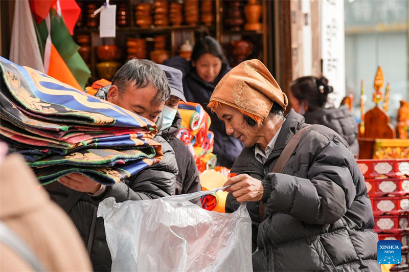 Ετοιμ?ζονται να υποδεχτο?ν το Θιβετιαν? Ν?ο ?το? οι κ?τοικοι τη? Λ?σα