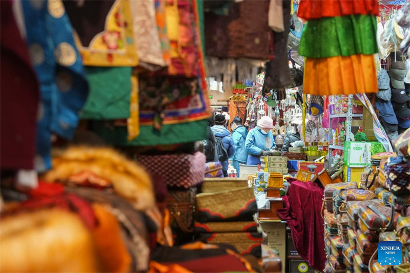 Πωλητ?? τακτοποιο?ν τα προ??ντα του? σε μια τοπικ? αγορ? στη Λασ?, στην Αυτ?νομη Περιοχ? Σιζ?νγκ τη? νοτιοδυτικ?? Κ?να?, στι? 24 Φεβρουαρ?ου 2025. (Φωτογραφ?α / Xinhua)