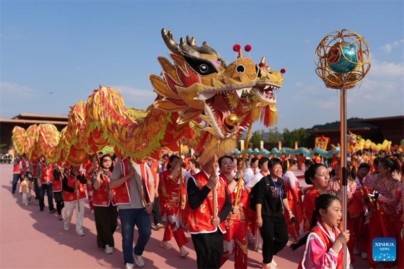 Ερμηνευτ?? παρουσ?ασαν τον Χορ? του Υφασμ?τινου Δρ?κου του Φενγκχου? κατ? τη δι?ρκεια πολιτιστικ?? εκδ?λωση? στο Φενγκχου?, στην επαρχ?α Τζετζι?νγκ τη? ανατολικ?? Κ?να?, την 1η Μαρτ?ου 2025. Φωτογραφ?α / Xinhua