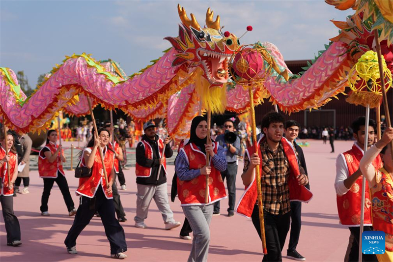 Ο Χορ?? του Υφασμ?τινου Δρ?κου του Φενγκχου? στην Τζετζι?νγκ τη? Κ?να?