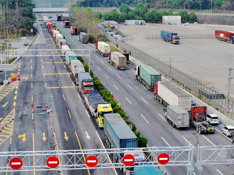 Φωτογραφ?α drone δε?χνει οχ?ματα που περιμ?νουν να περ?σουν απ? τον συνοριακ? σταθμ? Youyiguan, ? ?Π?ρασμα Φιλ?α??, στην π?λη Πινγκσι?νγκ, στην περιοχ? Αυτονομ?α? Ζου?νγκ τη? Γκουανγκσ?, στη νοτιοανατολικ? Κ?να, 1η Μαρτ?ου 2025. Φωτογραφ?α / Xinhua