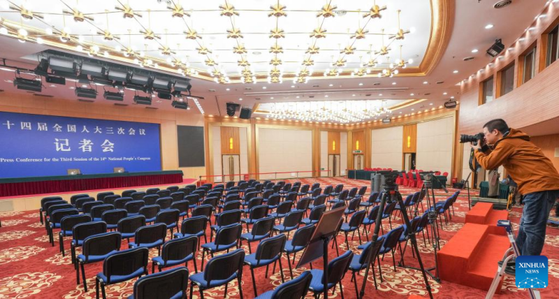 Δημοσιογρ?φο? εργ?ζεται στο κ?ντρο Τ?που για τα ετ?σια "Δ?ο Συν?δρια" τη? Κ?να? στο Πεκ?νο, πρωτε?ουσα τη? Κ?να?, στι? 27 Φεβρουαρ?ου 2025.