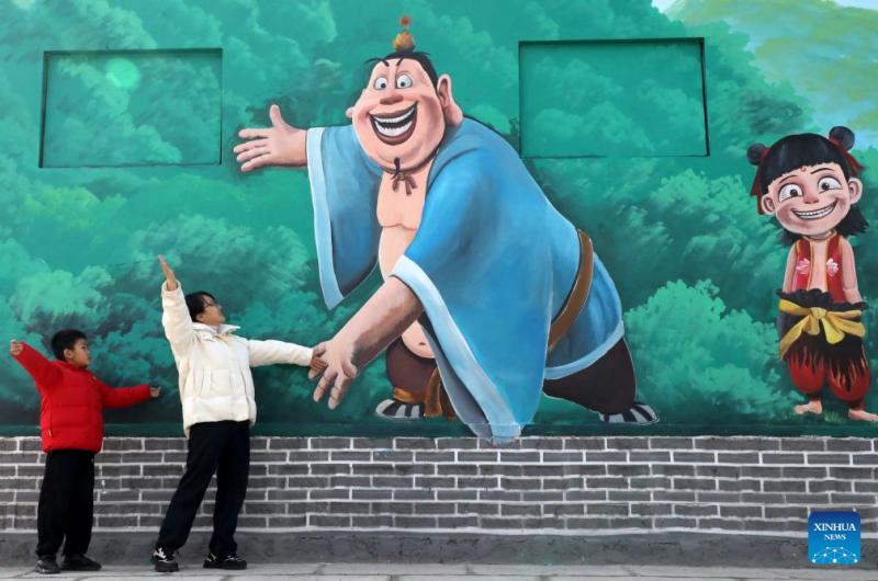 Γκρ?φιττι και τοιχογραφ?ε? με θ?μα το δημοφιλ?? block?buster?“Ne?Zha?2” σε π?λει? τη? Κ?να?