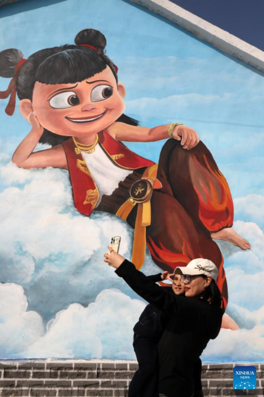 Γκρ?φιττι και τοιχογραφ?ε? με θ?μα το δημοφιλ?? block?buster?“Ne?Zha?2” σε π?λει? τη? Κ?να?